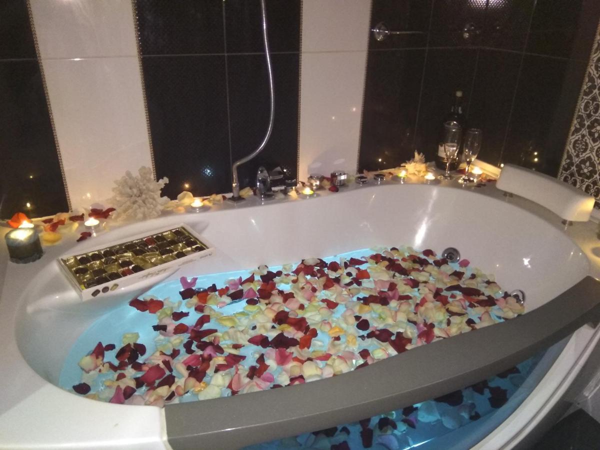 Home In Center With Jacuzzi イヴァーノ＝フランキーウシク エクステリア 写真