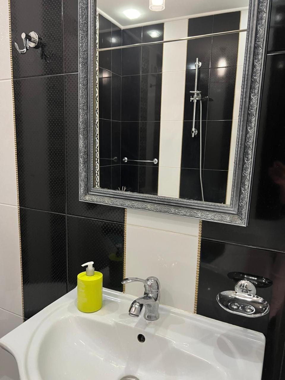 Home In Center With Jacuzzi イヴァーノ＝フランキーウシク エクステリア 写真