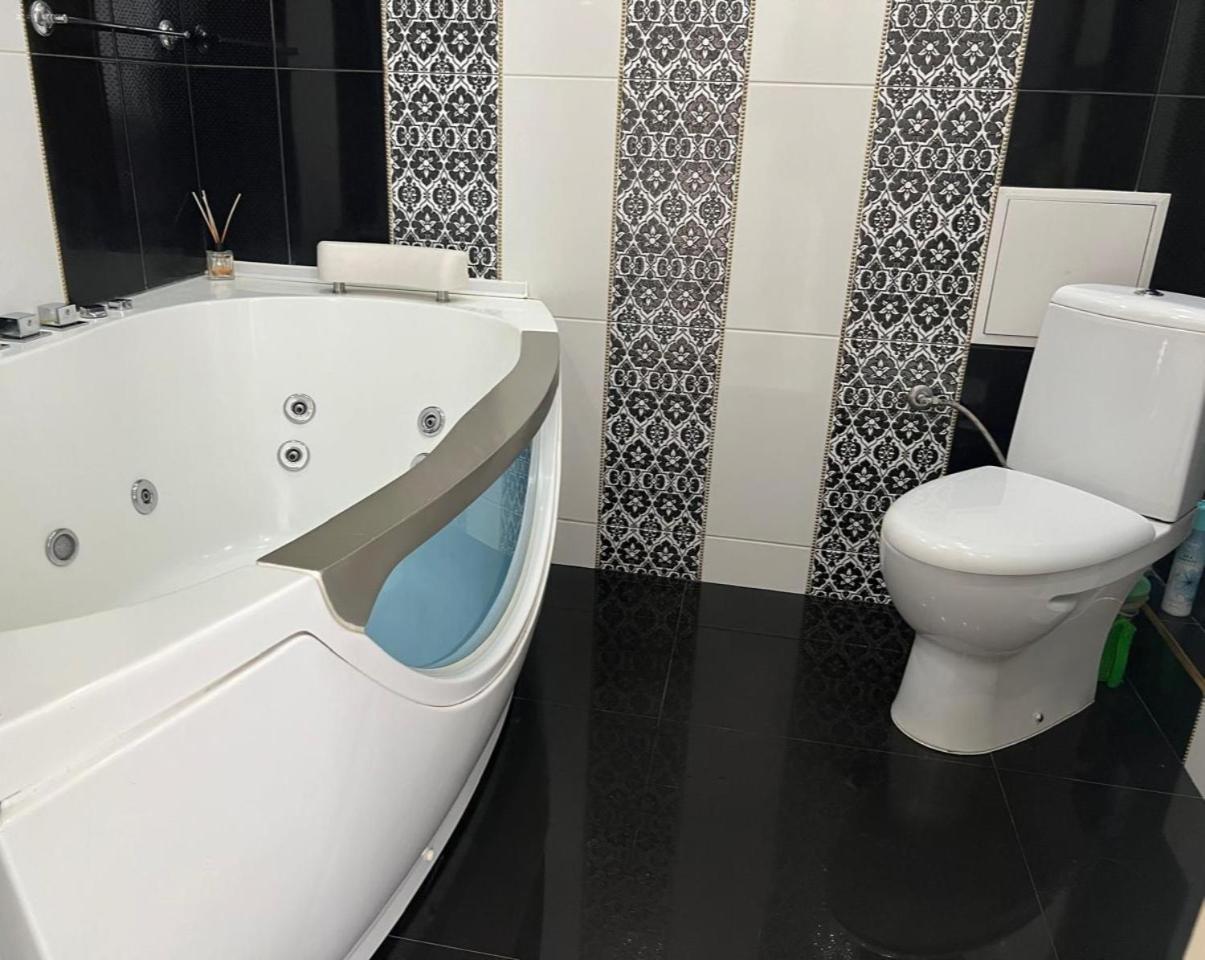 Home In Center With Jacuzzi イヴァーノ＝フランキーウシク エクステリア 写真