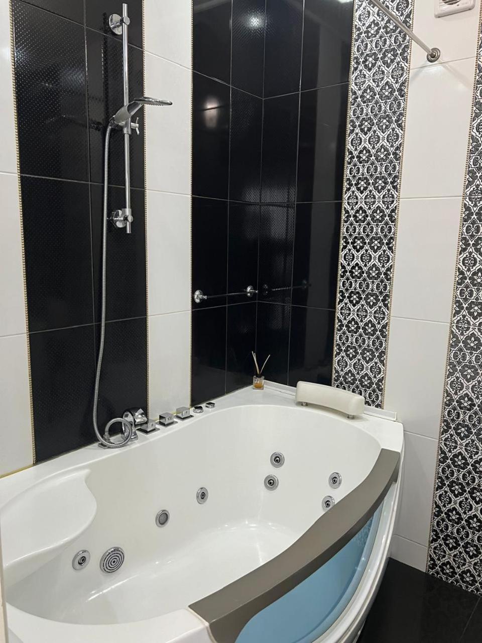 Home In Center With Jacuzzi イヴァーノ＝フランキーウシク エクステリア 写真